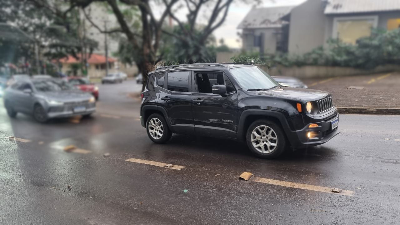 Corsa e Renegade se envolvem em colisão após troca de faixas na junção das Ruas Recife e Minas