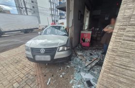 Carro destrói fachada de panificadora após batida no Centro de Cascavel Carro destrói fachada de panificadora após batida no Centro de Cascavel