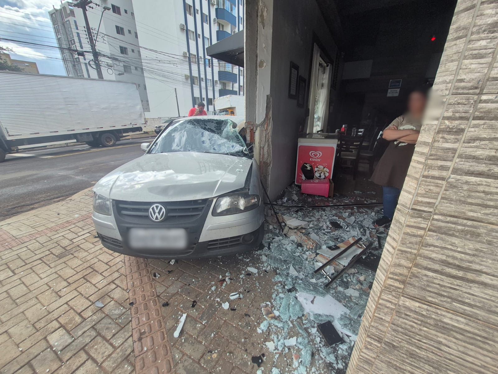 Carro destrói fachada de panificadora após batida no Centro de Cascavel
