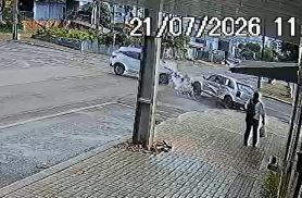 Vídeo mostra acidente e carro sendo jogado contra panificadora em Cascavel Vídeo mostra acidente e carro sendo jogado contra panificadora em Cascavel