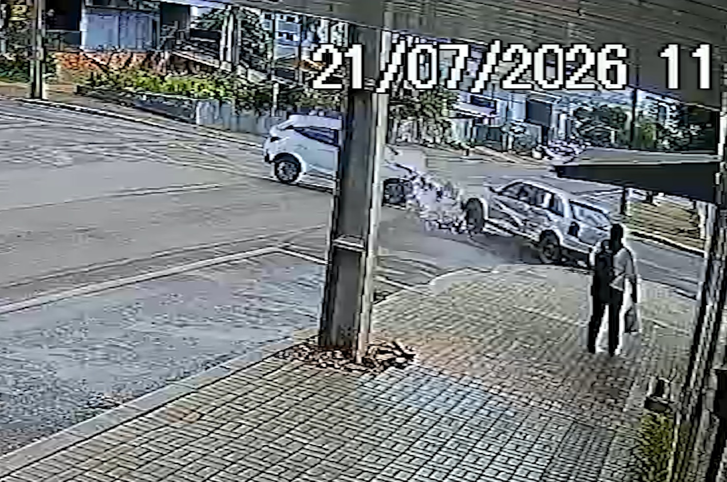 Vídeo mostra acidente e carro sendo jogado contra panificadora em Cascavel