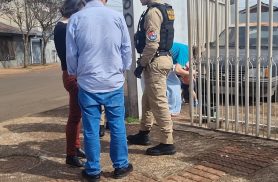 Moradores do Jardim Padovani se unem e prendem ladrão de fios que invadiu casa Moradores do Jardim Padovani se unem e prendem ladrão de fios que invadiu casa