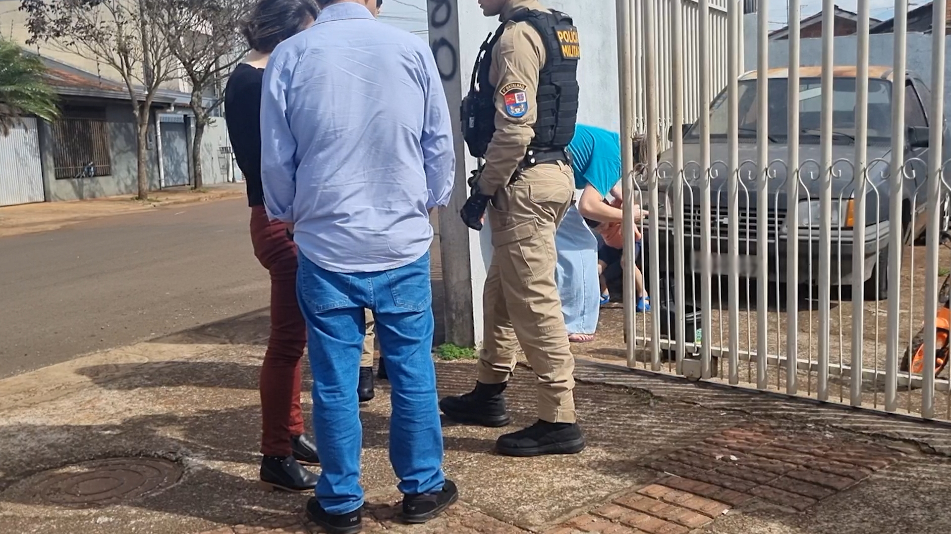 Moradores do Jardim Padovani se unem e prendem ladrão de fios que invadiu casa