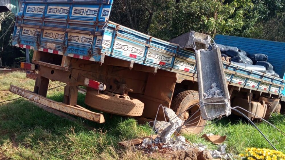 Trabalhador morre eletrocutado após caminhão atingir postes durante carregamento de silagem Imagem referente a Trabalhador morre eletrocutado após caminhão atingir postes durante carregamento de silagem
