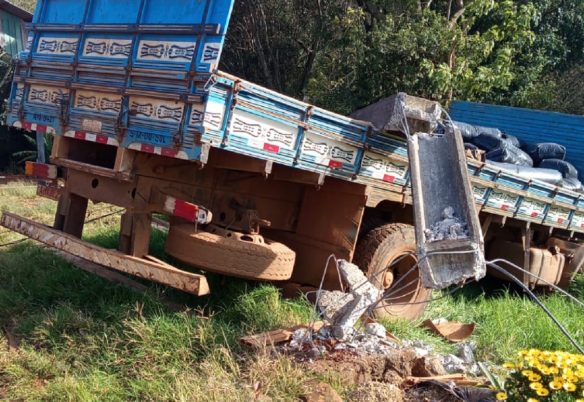 Trabalhador morre eletrocutado após caminhão atingir postes durante carregamento de silagem Trabalhador morre eletrocutado após caminhão atingir postes durante carregamento de silagem