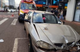 Após colisão entre três carros no Centro, mulher tem crise nervosa e é socorrida pelo Siate