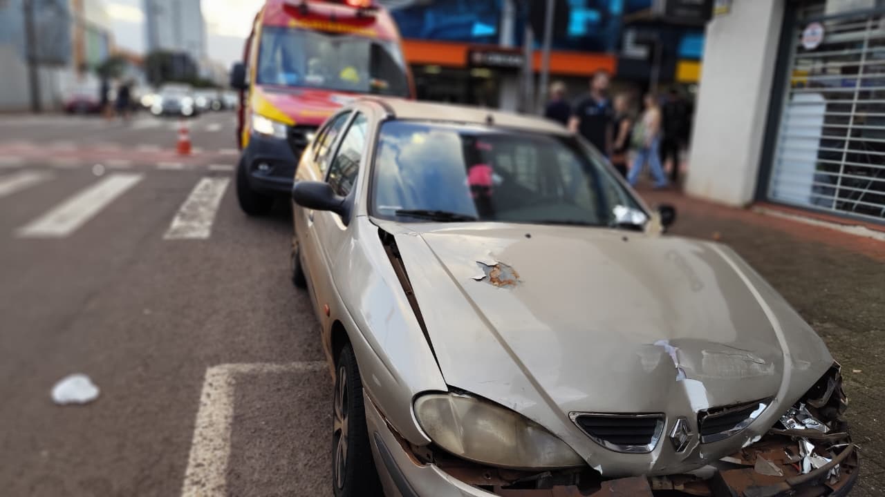 Após colisão entre três carros no Centro, mulher tem crise nervosa e é socorrida pelo Siate