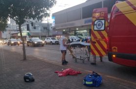 Mulher de 32 anos sofre acidente de moto e fica ferida na Rua Rio Grande do Sul