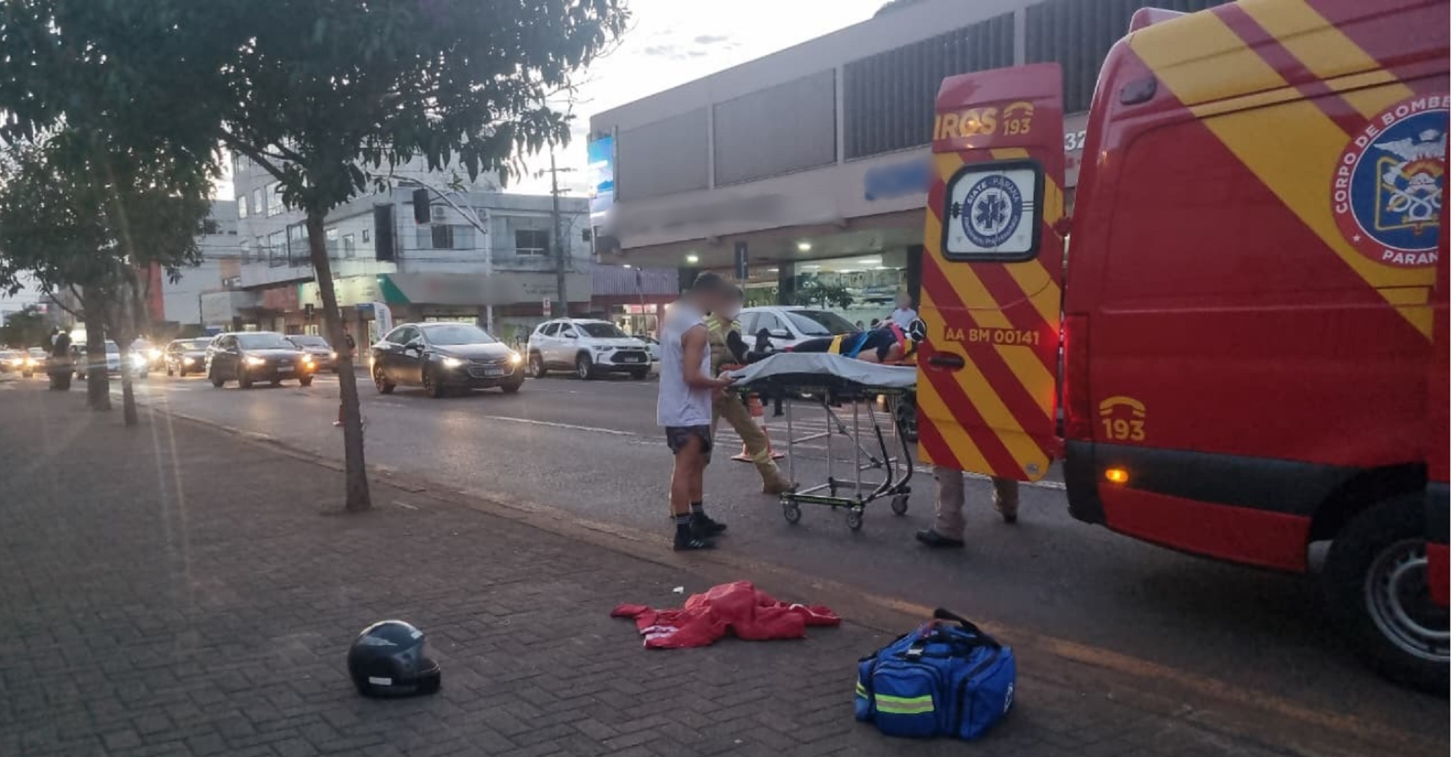 Mulher de 32 anos sofre acidente de moto e fica ferida na Rua Rio Grande do Sul