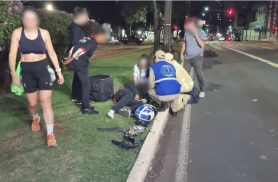 Motociclista de 28 anos fica ferido em acidente na Avenida Brasil