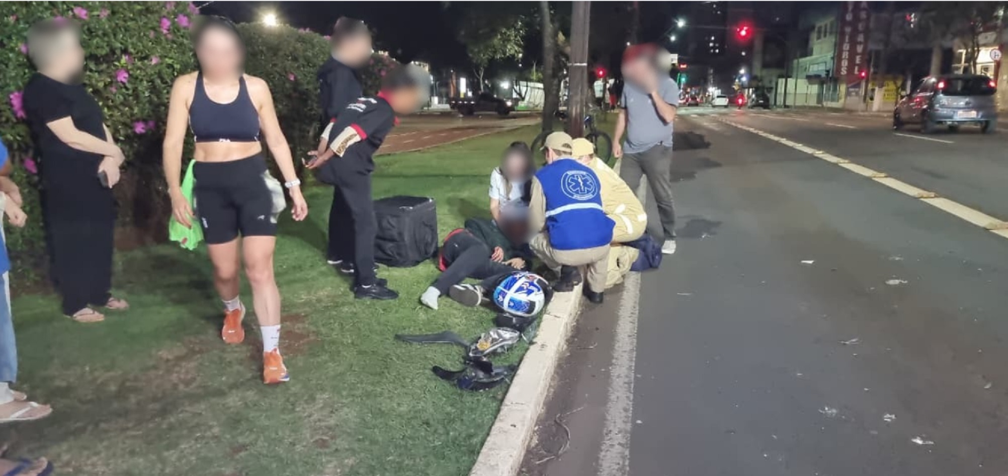Motociclista de 28 anos fica ferido em acidente na Avenida Brasil