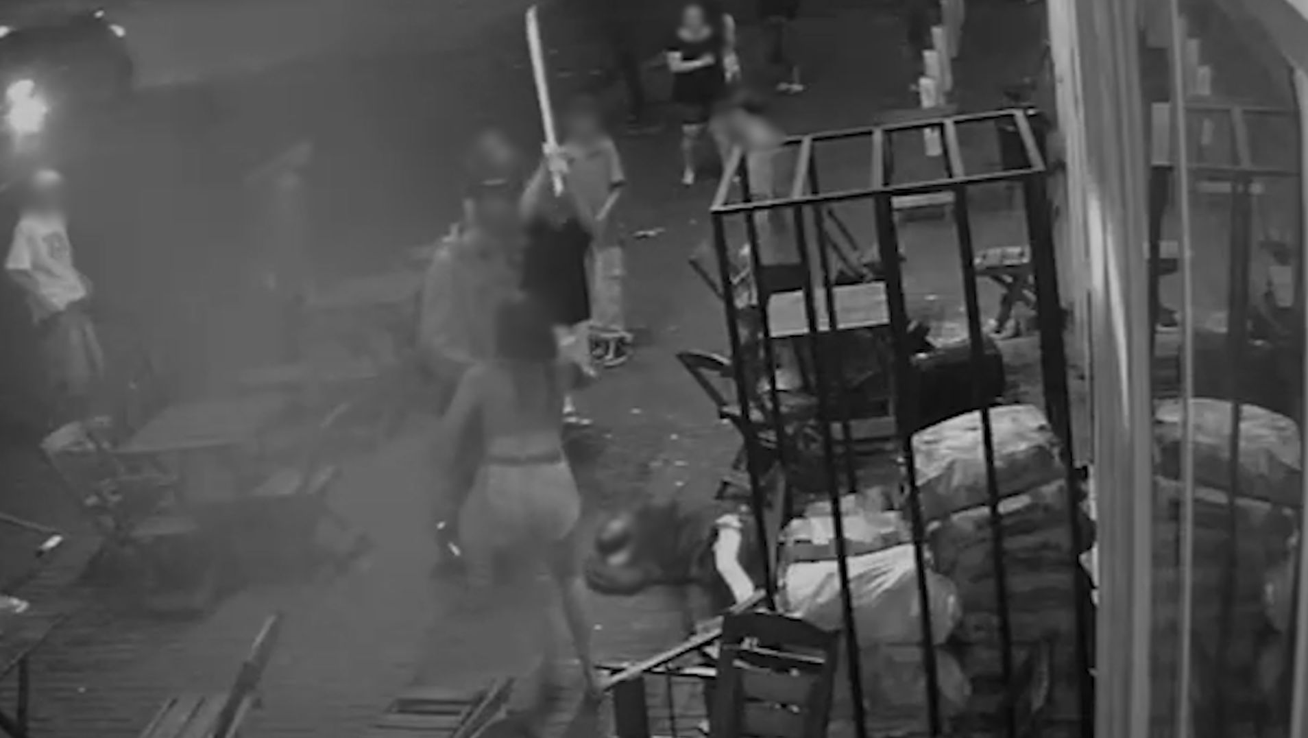Imagens fortes: Vídeo mostra jovem sendo espancado com pedaços de pau no Riviera
