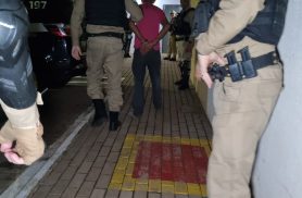 Jovem sem CNH foge do GOTran, é perseguido até em casa mas pai é detido por desacato e desobediência