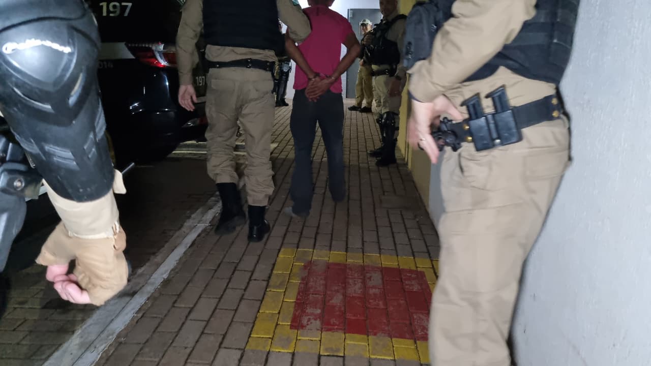 Jovem sem CNH foge do GOTran, é perseguido até em casa mas pai é detido por desacato e desobediência