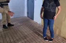 Mulher é detida por agredir idoso de 72 anos por ciúmes em bar