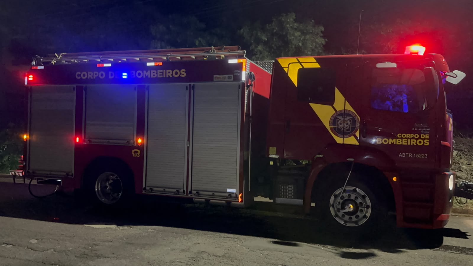 Incêndio em mato mobiliza Bombeiros no Centro de Cascavel