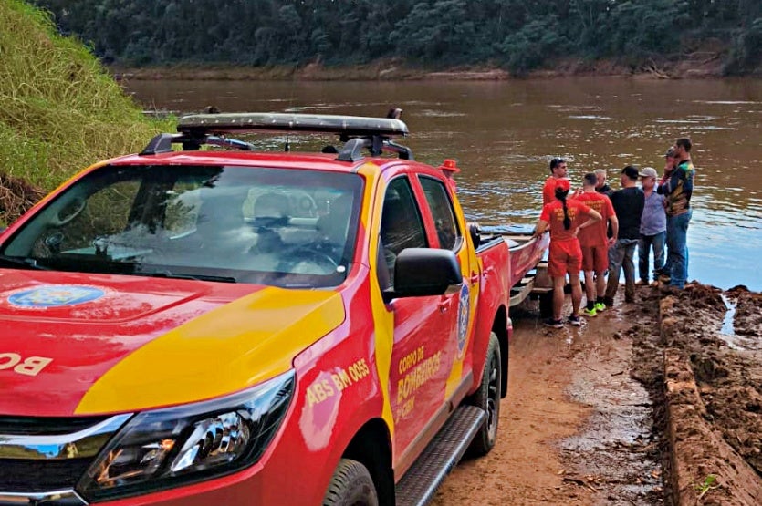 Bombeiros intensificam buscas por jovem afogado no Rio Ivaí Imagem referente a Bombeiros intensificam buscas por jovem afogado no Rio Ivaí