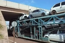 Caminhão-cegonha preso sob viaduto causa lentidão na PR-323