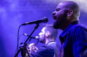 Antes do autotune, já existia quem emocionava multidões apenas com a própria voz Antes do autotune, já existia quem emocionava multidões apenas com a própria voz