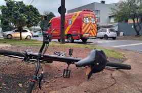 Ciclista fica ferido após colisão com carro na Rua Maracaí