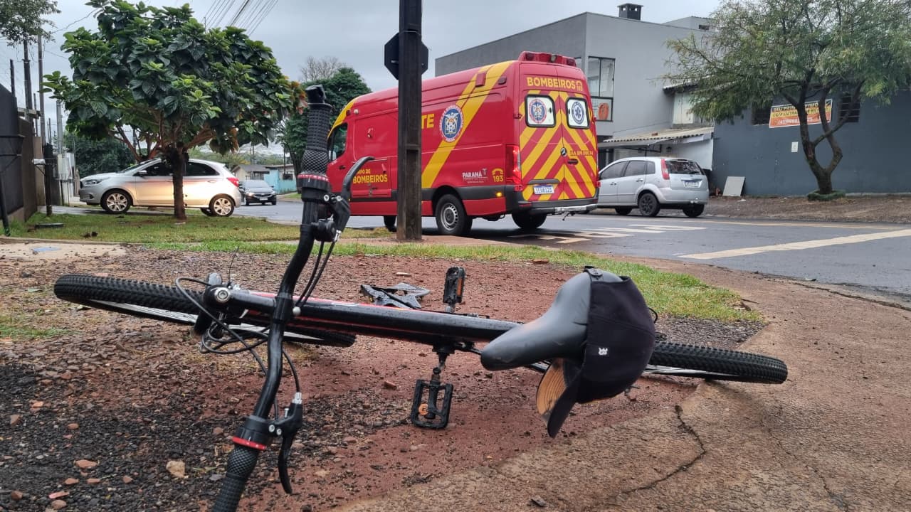 Ciclista fica ferido após colisão com carro na Rua Maracaí