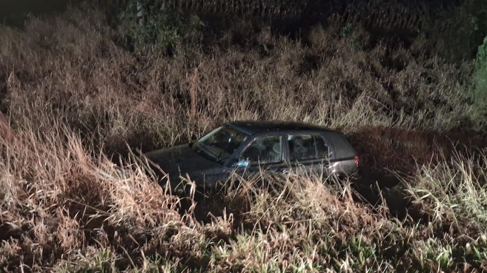 Golf com placas de Cascavel é encontrado abandonado após sair da pista na BR-369 em Corbélia Imagem referente a Golf com placas de Cascavel é encontrado abandonado após sair da pista na BR-369 em Corbélia