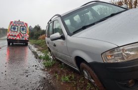 Casal de idosos perde o controle do carro sob chuva e sai da pista na BR-163 em Cascavel