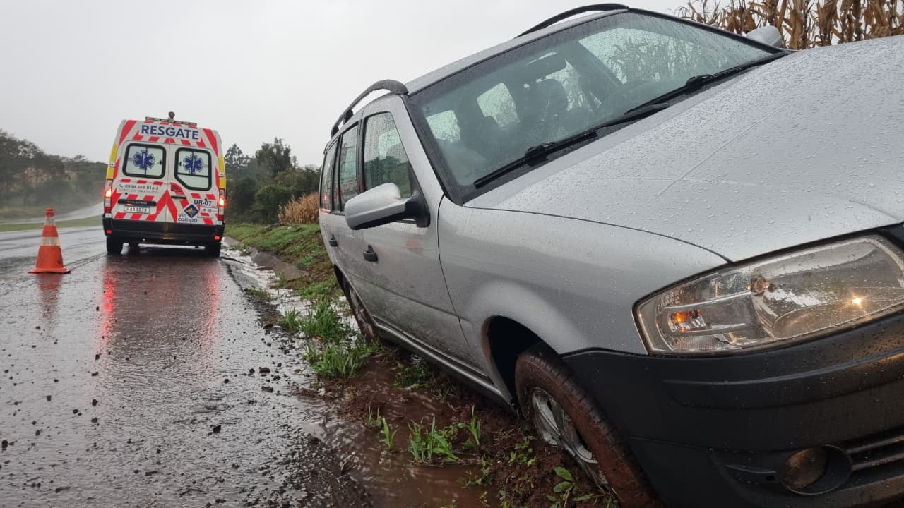 Casal de idosos perde o controle do carro sob chuva e sai da pista na BR-163 em Cascavel