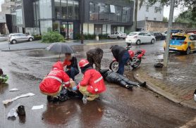 Motos se envolvem em colisão durante forte chuva e homem e mulher ficam feridos