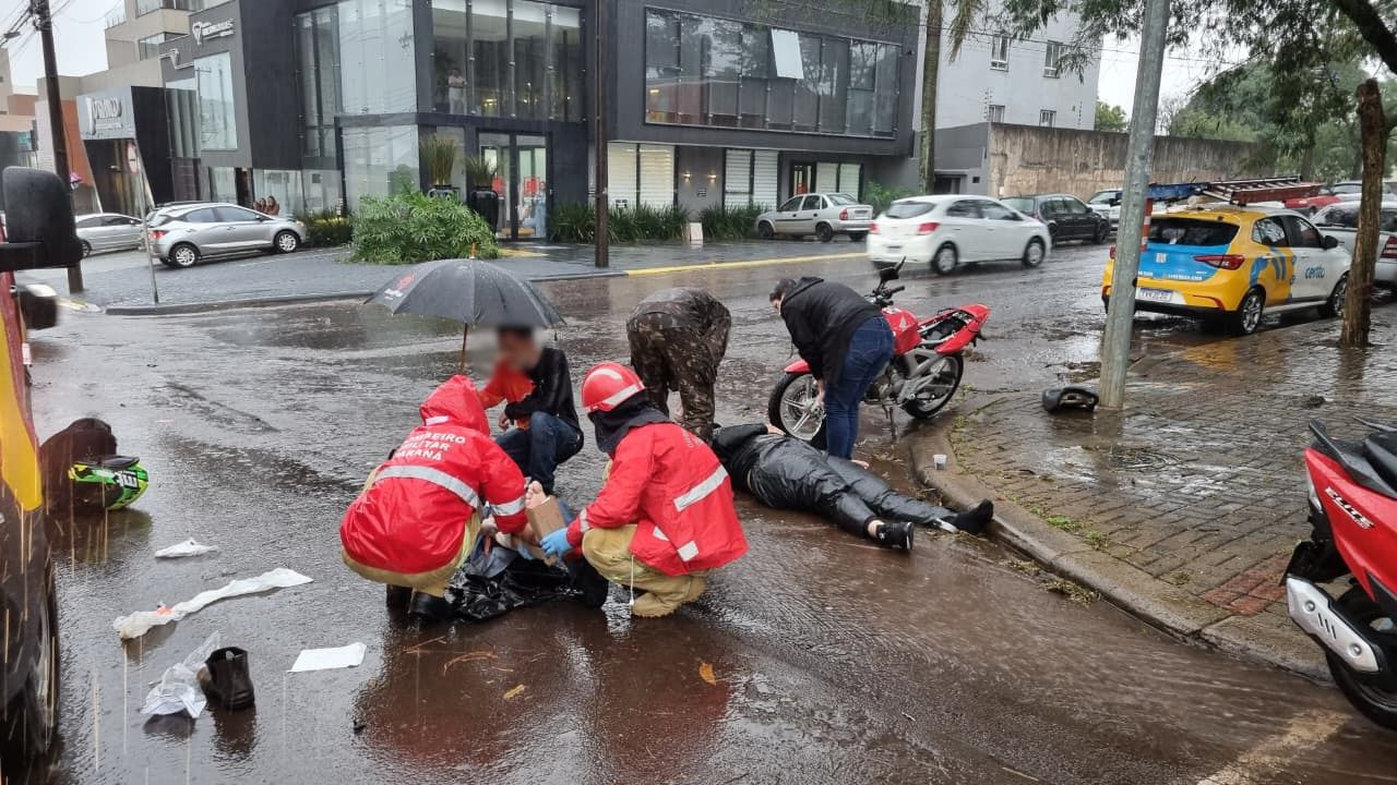 Motos se envolvem em colisão durante forte chuva e homem e mulher ficam feridos