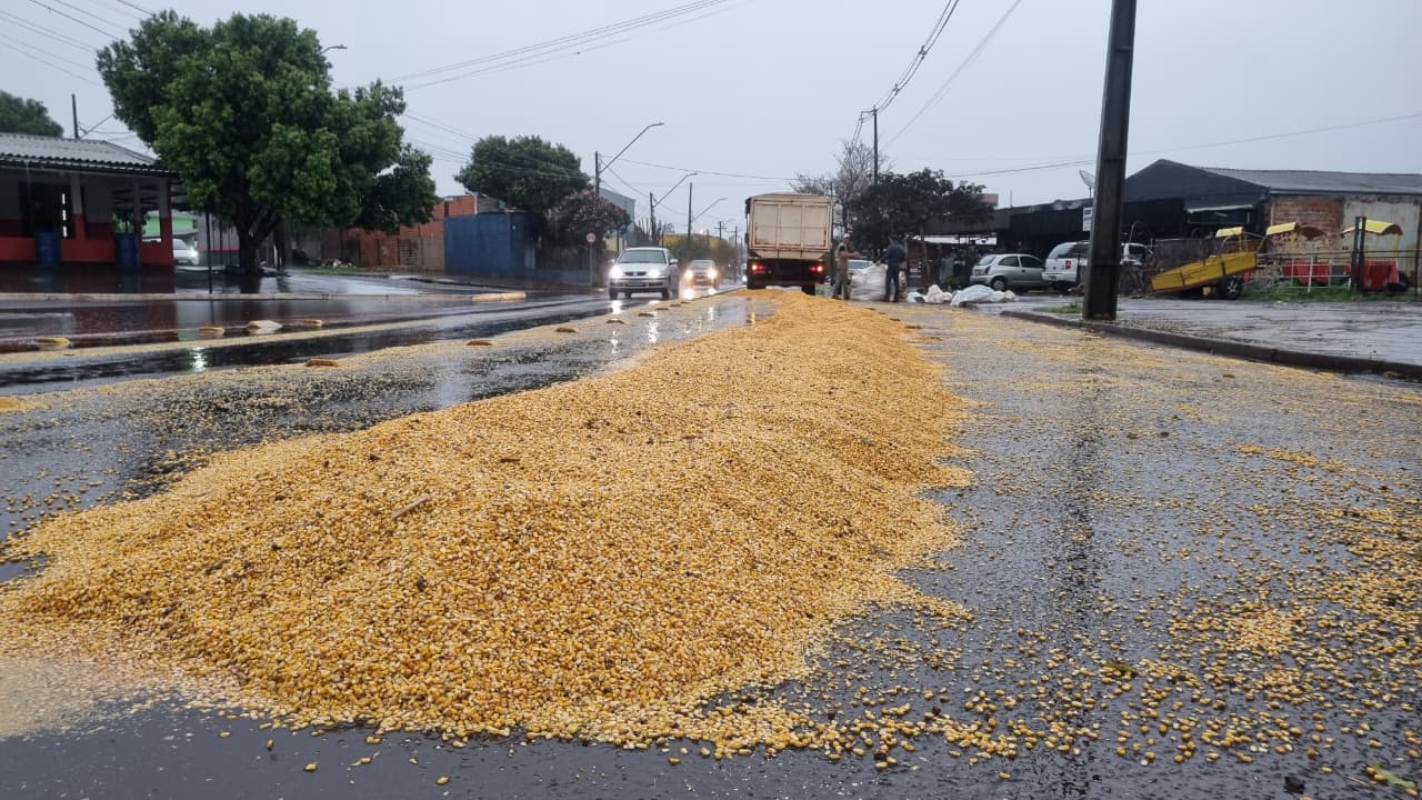 Carga de milho cai de caminhão e interdita parcialmente Avenida Tito Muffato em Cascavel