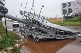 Fortes ventos derrubam grande painel de publicidade às margens da BR-277