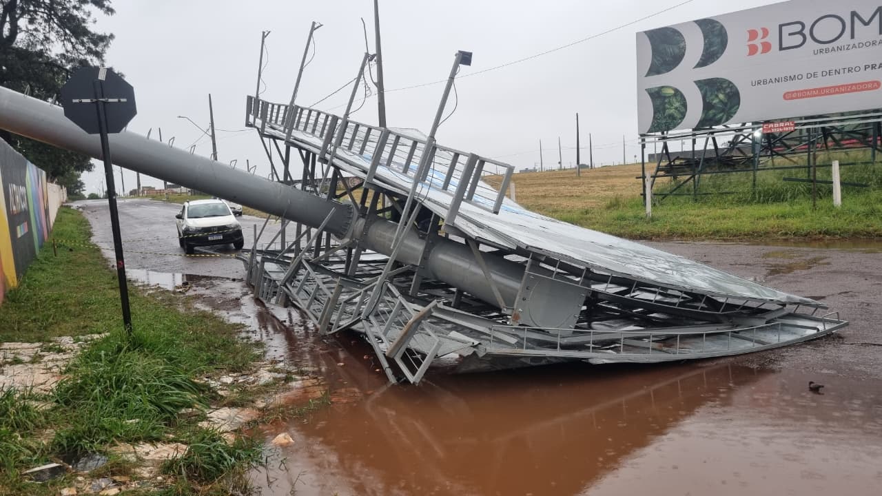Fortes ventos derrubam grande painel de publicidade às margens da BR-277