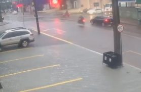 Vídeo mostra motociclista atravessando sinal vermelho em acidente na Rua Vitória