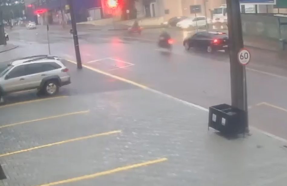 Vídeo mostra motociclista atravessando sinal vermelho em acidente na Rua Vitória