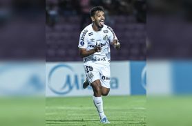 Santos aproveita da fragilidade de rival venezuelano e se aproxima das oitavas da Sul-Americana Santos aproveita da fragilidade de rival venezuelano e se aproxima das oitavas da Sul-Americana