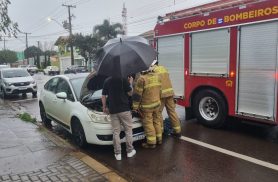 Bombeiros são acionados após carro apresentar curto-circuito