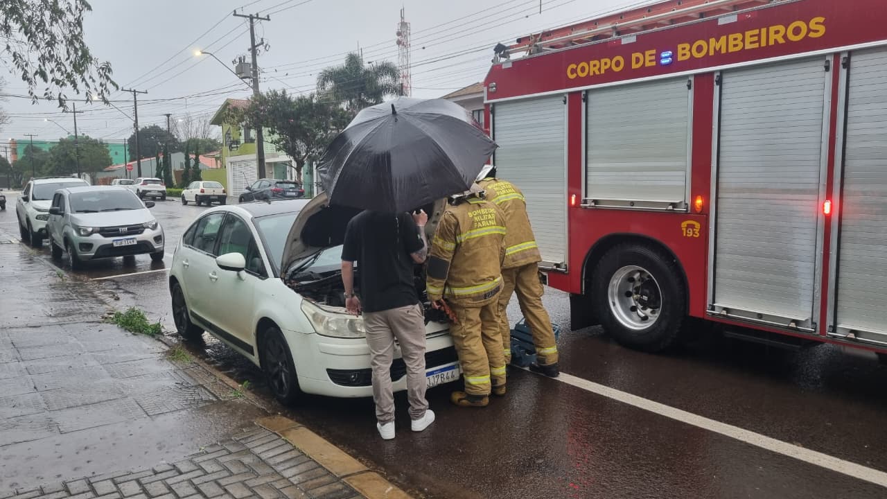 Bombeiros são acionados após carro apresentar curto-circuito