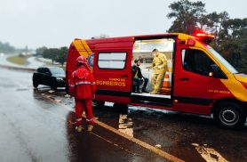 Alagamento na PRc-467 provoca aquaplanagem e condutor de Renault Kwid fica ferido
