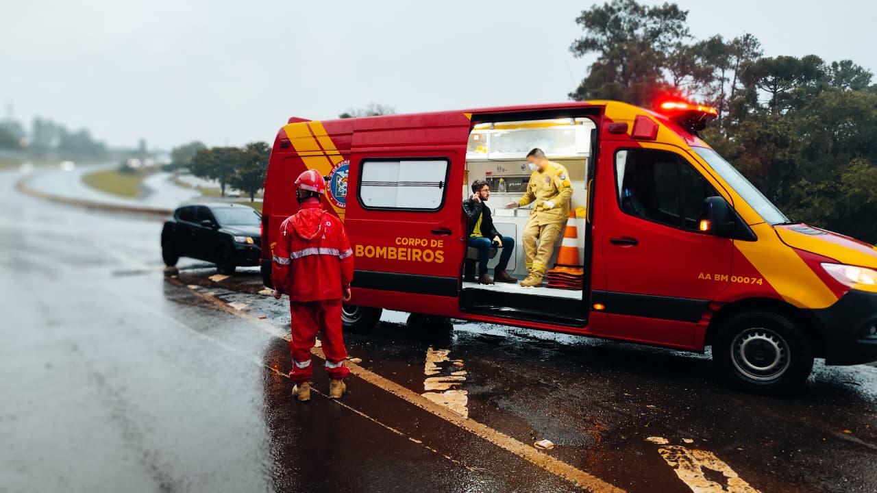 Alagamento na PRc-467 provoca aquaplanagem e condutor de Renault Kwid fica ferido