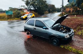 Corsa abandonado no São Cristóvão tem roda e bateria furtados