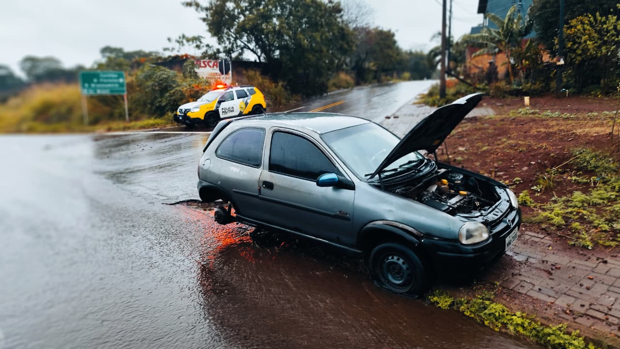 Corsa abandonado no São Cristóvão tem roda e bateria furtados