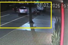 Vídeo mostra carro saindo do estacionamento e colidindo com moto na Avenida Brasil