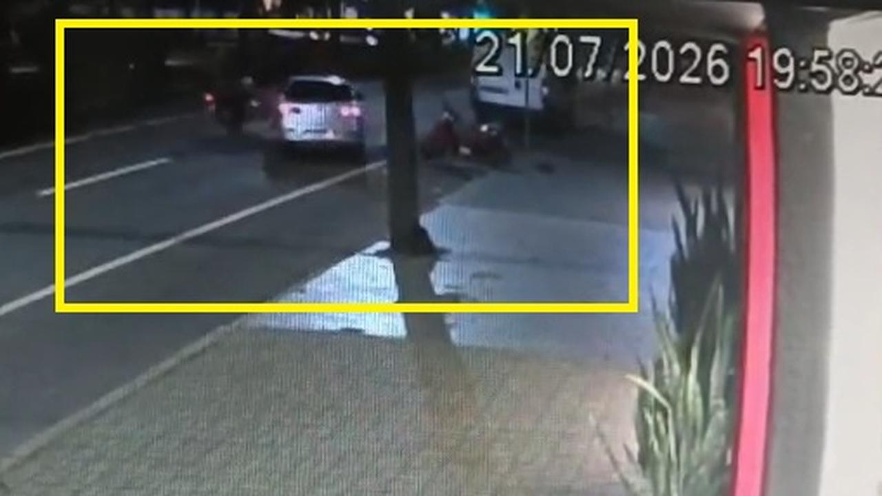 Vídeo mostra carro saindo do estacionamento e colidindo com moto na Avenida Brasil