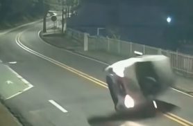 Motorista capota carro, mas segue viagem como se nada tivesse acontecido
