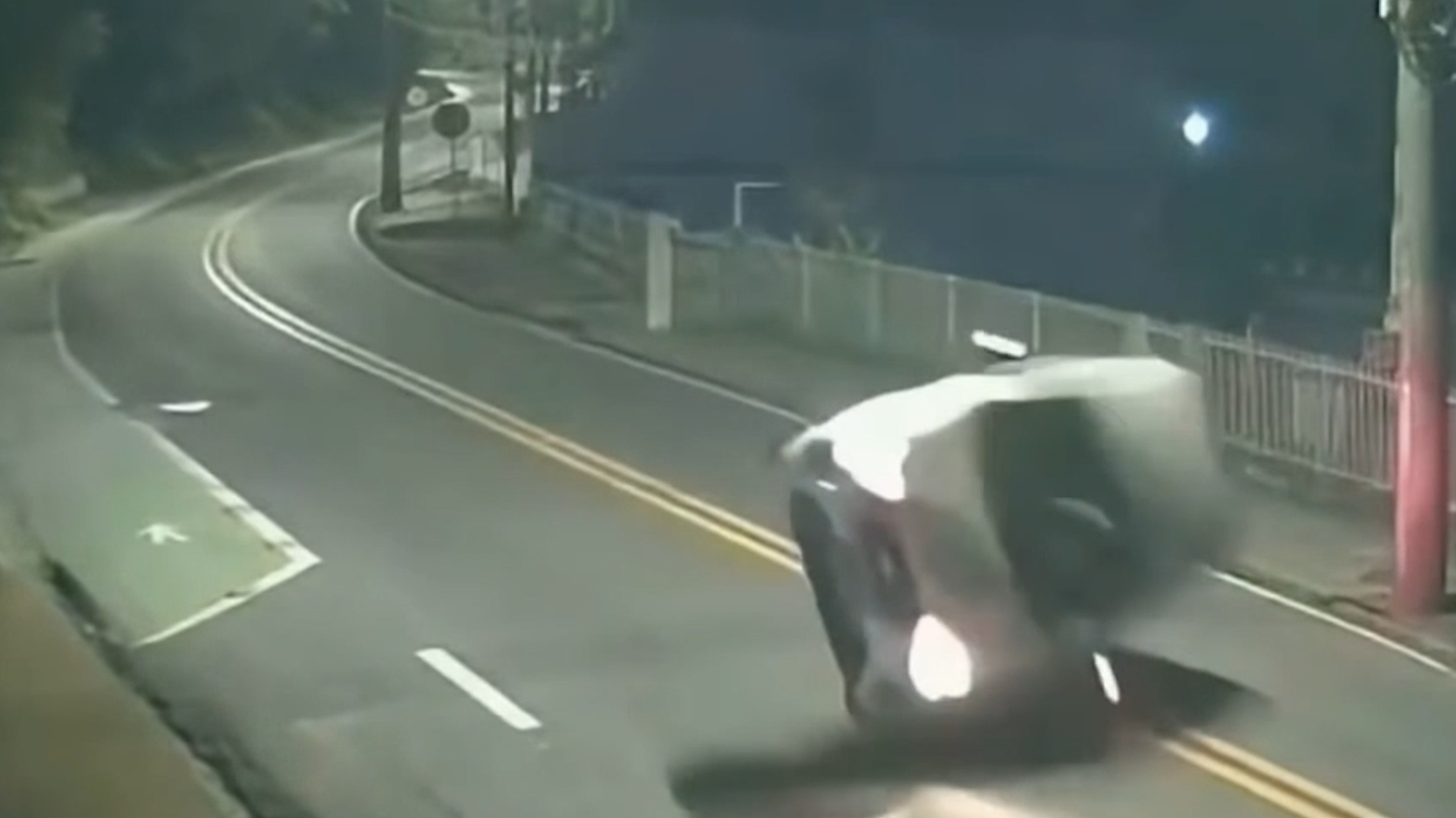 Motorista capota carro, mas segue viagem como se nada tivesse acontecido