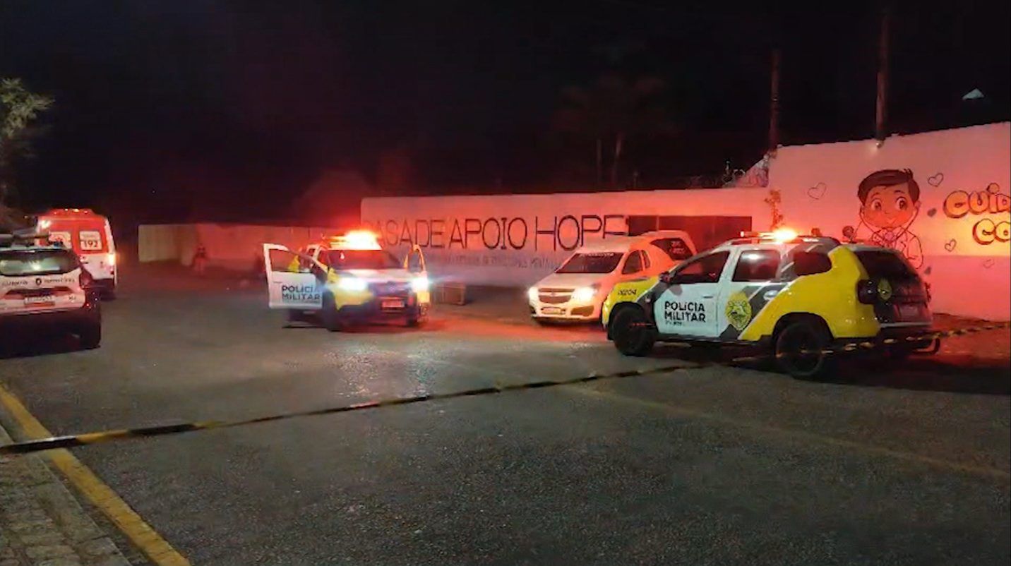 Homem morre após tentar invadir escola e avançar contra policial em Curitiba