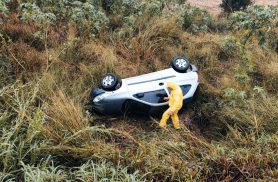Celta cai em barranco às margens da BR-277, em Cascavel