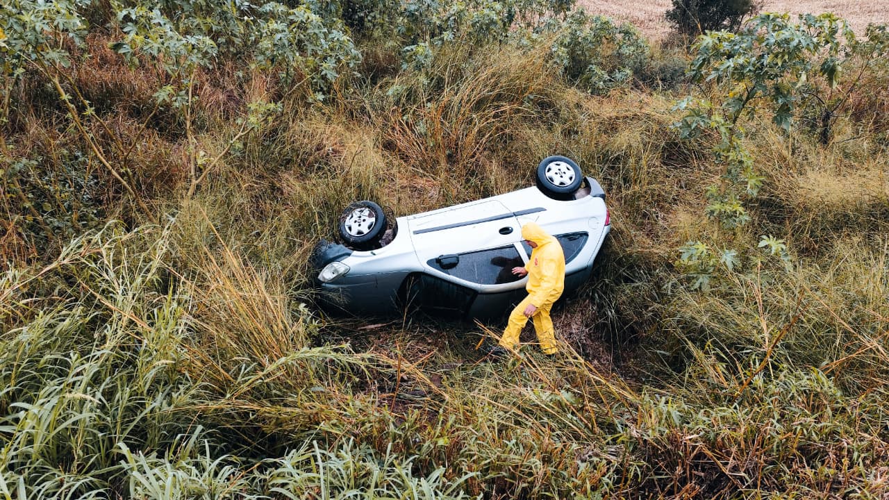 Celta cai em barranco às margens da BR-277, em Cascavel