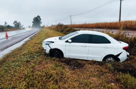 Saída de pista deixa vítima após Ford Ka bater em barranco na BR-369